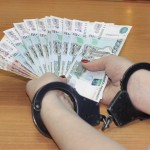 news-ruki-jenshina-v-naruchnikah-derjat-dengi